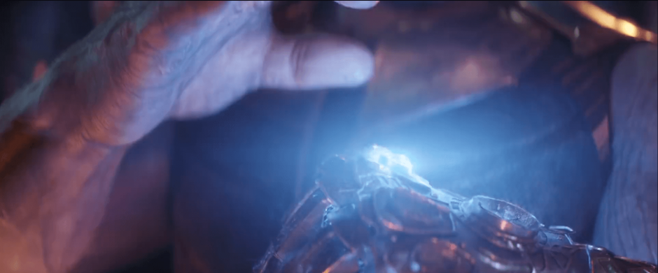 תנוס מכניס את האבן לכפפה שלו